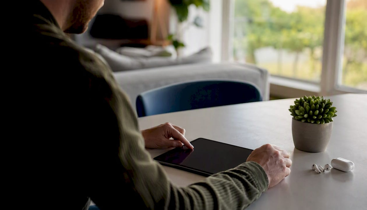 Handen die de instellingen van een iPad aanpassen om te kunnen bellen