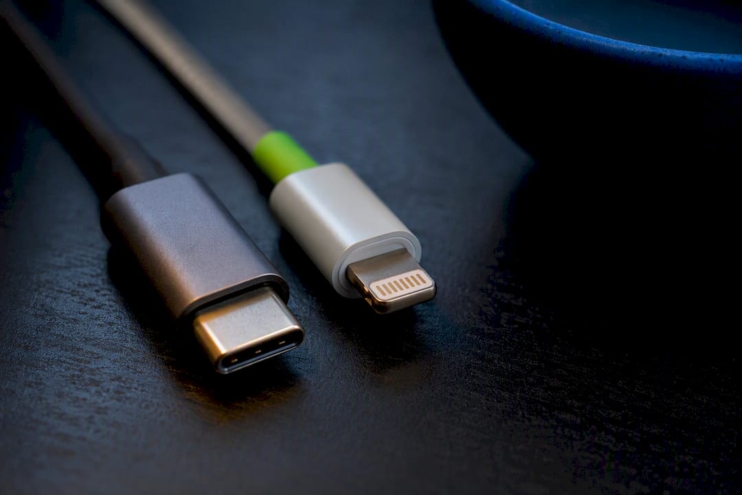 USB-C- en Lightning-connectoren naast elkaar