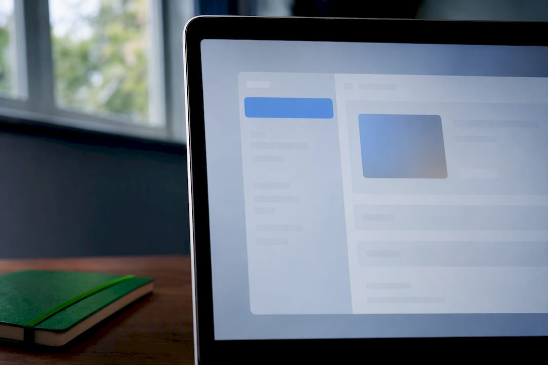 Gebruiker kijkt welke macOS-versie er op de oude laptop staat