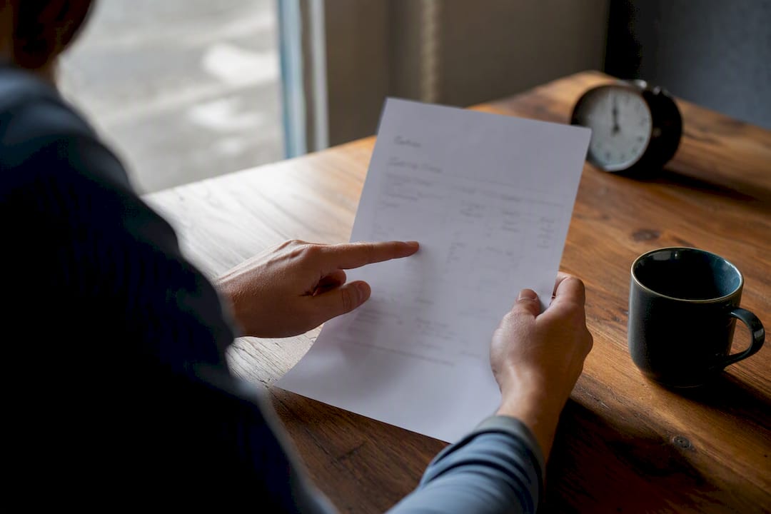 Handen wijzen naar factuurdocument