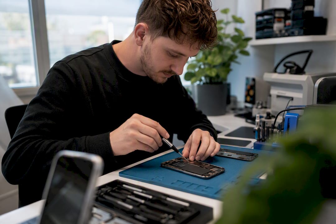 Handen die de binnenkant van een iPhone bekijken