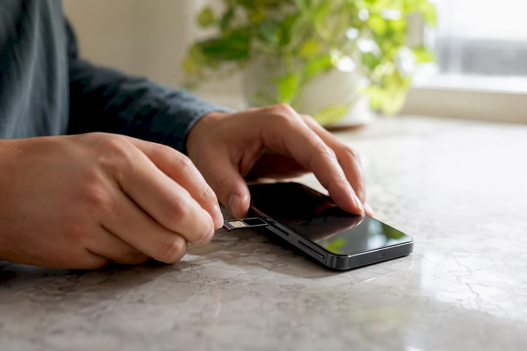 Handen plaatsen simkaart in smartphone
