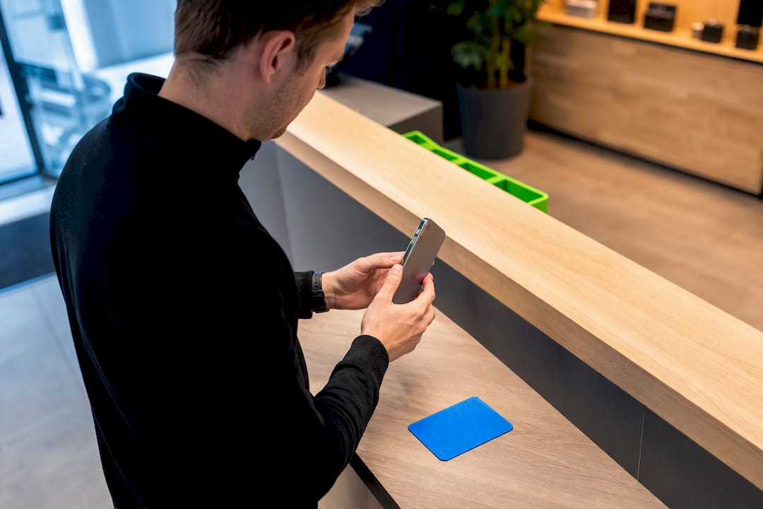 Medewerker controleert een anoniem vergrendeld apparaat