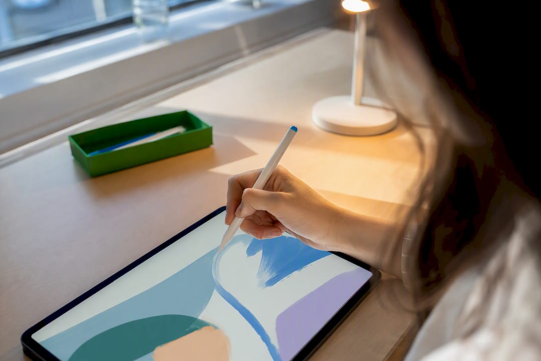 Illustrator maakt tekeningen met een stylus op een tablet
