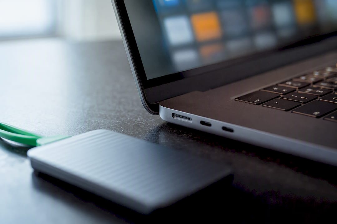 Laptophoek met externe opslag op het werkblad