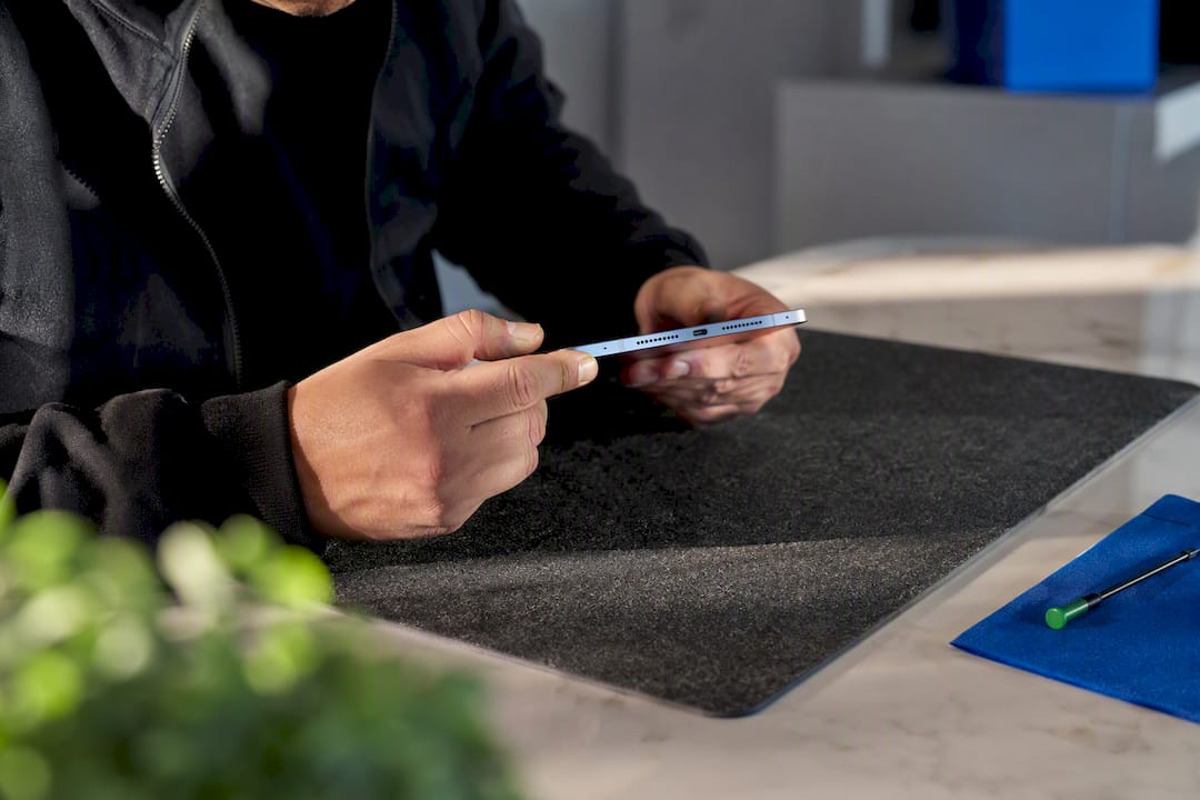 Technicus controleert tablet voor garantie